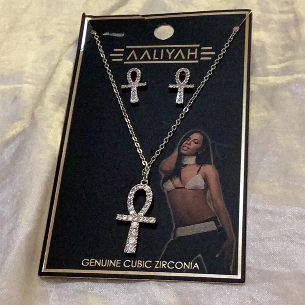 🦋NWT Gorgeous Cubic Zirconia Necklace/ Earring Set Makes Perfect Gift 🦋 - Picture 1 of 9